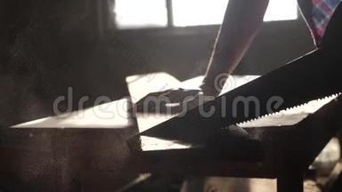 匠心手工与工艺概念慢动作视频.. 木匠在车间里锯一棵树，从一棵树上锯阳光